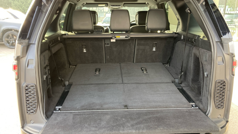 Land Rover Discovery 3.0 D300 Dynamic SE 5dr Auto Diesel Station Wagon